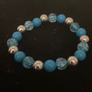 6” blue & silver beaded stackable stretch bracelet with 21 beads